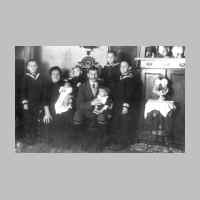 022-0312 Familie Gustav Basmer aus Gross Koewe mit ihren Kindern Helmut, Horst, Hans, Alfred und Edith. .jpg